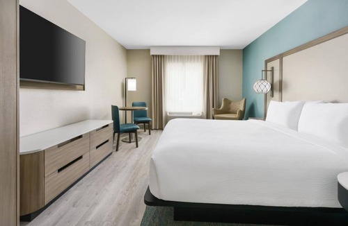 Marathon House | Best for Couples! Convenient Room w/ King Bed, FREE Breakfast, Outdoor Pool
