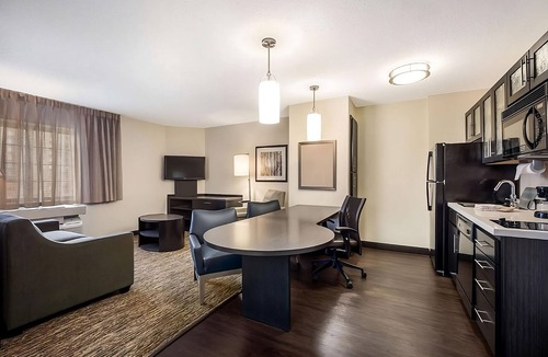 Salt Lake City Hotel | Best Place to Stay in Salt Lake City! Full Kitchen, & Pets Allowed!