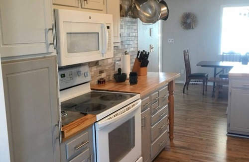 Donalsonville House | Big Home with Wifi, HotTub, Outdoor kitchen/dining area & dock on Lake Seminole