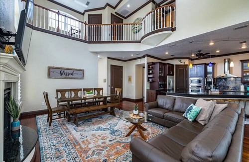 Weeki Wachee Gardens House | Bigfoot Bungalow -Enjoy being directly on clear waters of the Weeki Wachee River