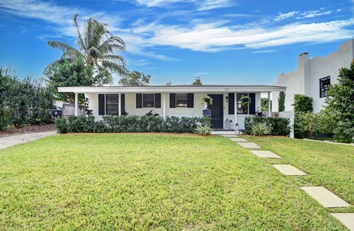 Sunshine Park House | Black Flamingo: Flamingo Park Walkable, Pet Friendly, Fenced In Yard