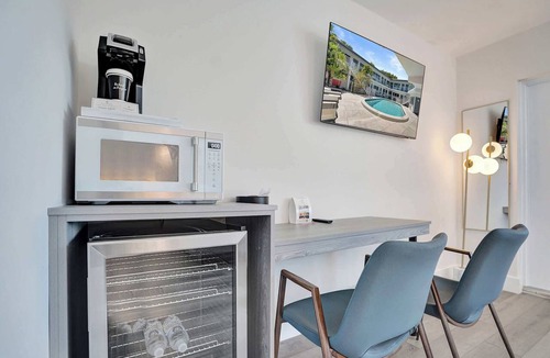 Galt Mile Apartment | Botanica Two-Bed Retreat on Ocean Blvd