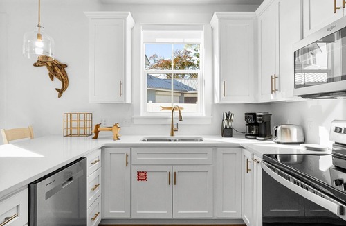 Laguna Beach House | BRAND NEW CONSTRUCTION! CLOSE TO BEACH! PET FRIENDLY! 3/2 SLEEPS 6!
