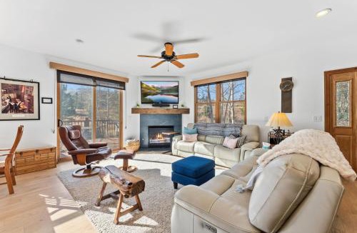 The Highlands House | Breckenridge Stay Hot Tub Walk to Trails