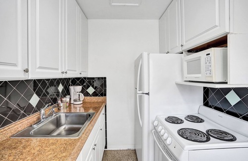 Lauderdale-by-the-Sea Apartment | Breezy 1 Bed 1 Bath Apt Minutes to the Sea, Pool