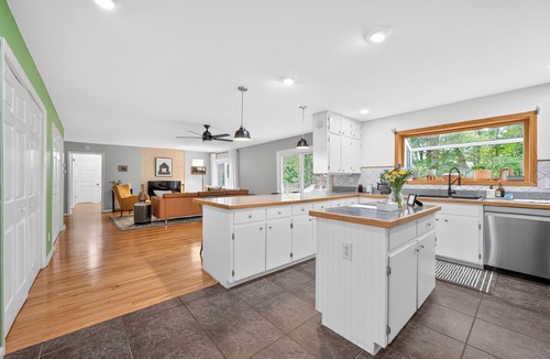Blacksburg House | Bright 5BR Blacksburg Retreat Big Windows, Patio & Firepit Near VT