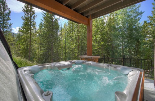 Warrior's Mark House | Bright and Open 3 bedroom/2.5 bathroom in Town with Hot Tub