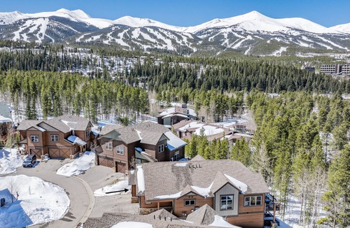 Warrior's Mark House | Bright and Open 3 bedroom/2.5 bathroom in Town with Hot Tub