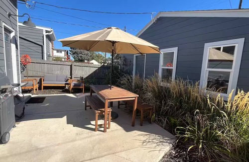 Congress Park House | Bright bungalow 3 blocks to City Park