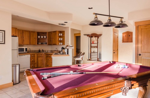 The Highlands Cabin | Buffalo by AvantStay | Beautifully Designed Cabin w/Hot Tub