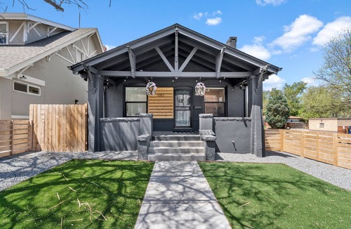 Hale House | Built in Bluetooth SPEAKERS- Spacious 5-bedroom house, private parking in Denver