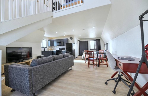 Penrose Cabin | Cabin 2 | Betelgeuse | Pet Friendly - Pet-friendly A-frame cabin with loft and full kitchen
