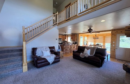 Mammoth Creek Cabin | Cabin near Bryce Canyon-Day Trip to Zion-Hot Tub Soon!
