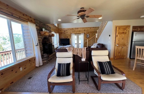 Mammoth Creek Cabin | Cabin near Bryce Canyon-Day Trip to Zion-Hot Tub Soon!