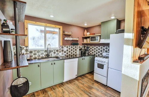 Glendale Cabin | Cabin near Zion & Bryce w/Hot Tub and sauna.