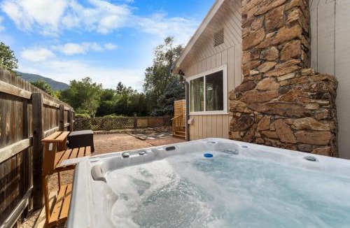 Broadmoor House | Canyon Retreat with Hot Tub 3min to Broadmoor