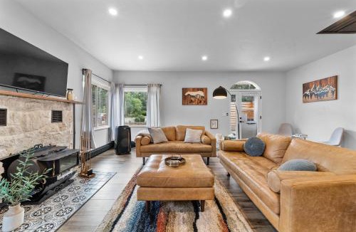 Broadmoor House | Canyon Retreat with Hot Tub 3min to Broadmoor