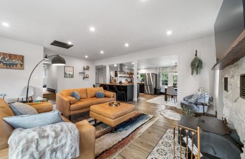Broadmoor House | Canyon Retreat with Hot Tub 3min to Broadmoor