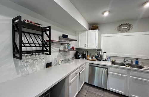 Hollywood Bed & Breakfast | CasaDonna`s Coral Cove - No Hidden Resort Fees