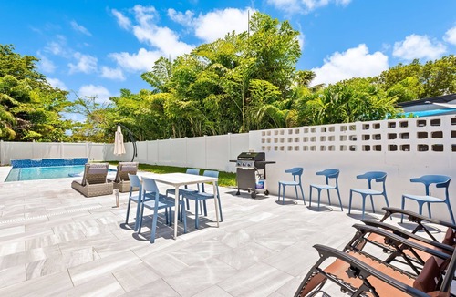 South Middle River House | Central Fort Lauderdale 2BR + Office Retreat with Heated Pool, Spa & Huge Private Backyard