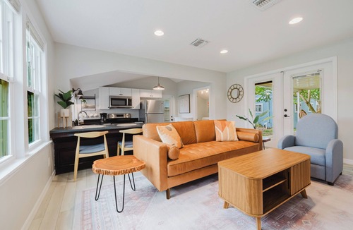 Tavares House | Charming 1950's Cottage, boat parking, hot tub, walking distance to lake Dora