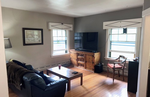 City Park Apartment | Charming 2-bedroom apartment with AC in vibrant Denver