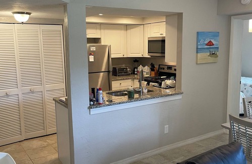 Biggar Condo | Charming 2-bedroom condo in wonderful Fort Myers with AC, pool and Golf.