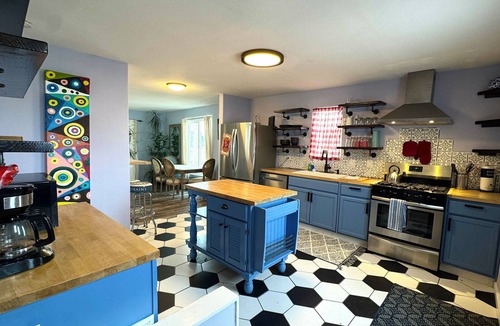 Sheridan House | Charming 2-bedroom house in beautiful Denver w/Hot Tub & AC