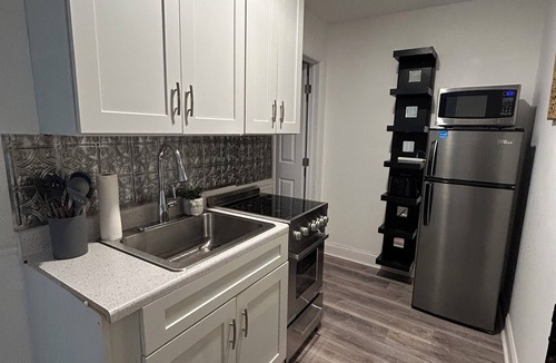 Highland Garden Apartment | Charming 3-bedroom apartment in beautiful Hollywood with Hot Tub