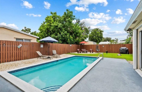 Driftwood House | Charming 3-bedroom house with AC and WiFi in Hollywood