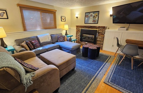 South Perry District House | Charming 3-bedroom that sleeps 7 close to downtown, universities and hospitals
