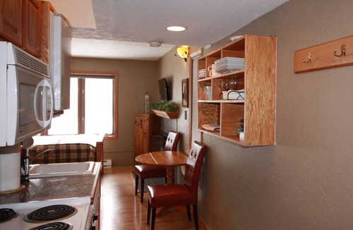 Four O'Clock Condo | Charming and Cozy Studio for Two! Four O'clock Lodge B05