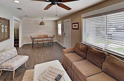 Destin House | Charming coastal cottage w. great amenities, close to beach