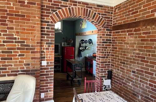 West Highland Cottage | Charming cottage, private pickleball, walk to restaurants, fast wifi, 1 acre