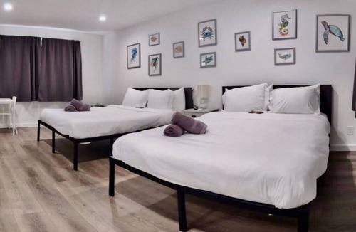 Downtown Hollywood Apartment | Charming DBL w/pool& parking 15 min to FLL & Beach