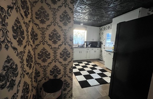 Andalusia House | Charming Escape 4br-2ba – Sleeps 10, King, 2 Queens, 2 Twin Bunks, 2 levels