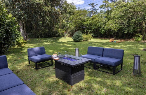 Gainesville House | Charming Home 4BR, Near UF, Firetable, Backyard fence, King Bed, Games, BBQ, Joy