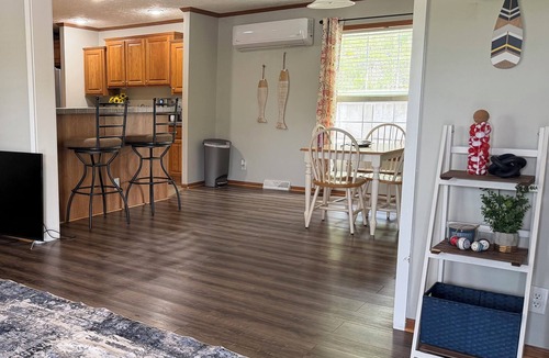 Eucha House | Charming Lakeview 3 Bedroom House with Boat Slip & Ramp. Clear Water Bay Marina