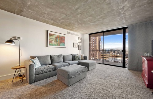 Downtown Denver Apartment | Charming studio in the heart of Denver with pool, fitness center, parking