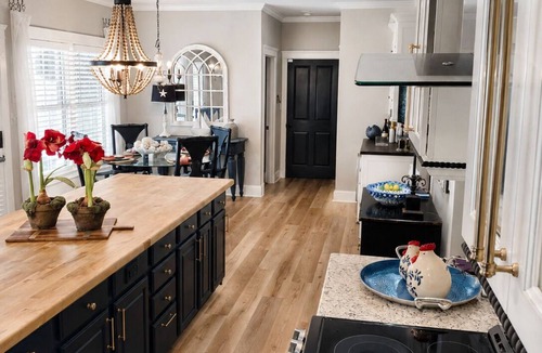 Gainesville House | Charming three bedroom woodland retreat with chef kitchen and spa tub.