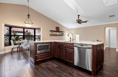Greenview Shores House | Charming, updated and relaxing 4-bedroom house with a pool in lovely Wellington