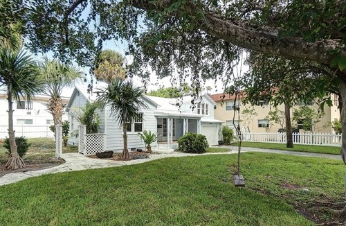 South Palm Park Neighborhood Association House | Cheerful 4 Bedroom Bungalow in Lakeworth