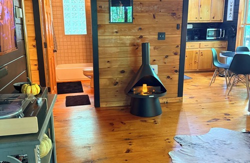 Hidden Lake Cabin | Cherry Log Chic - Perfectly Positioned Between Blue Ridge & Ellijay