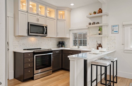 Martinez Park House | Chic Luxury Retreat – Old Town Carriage House