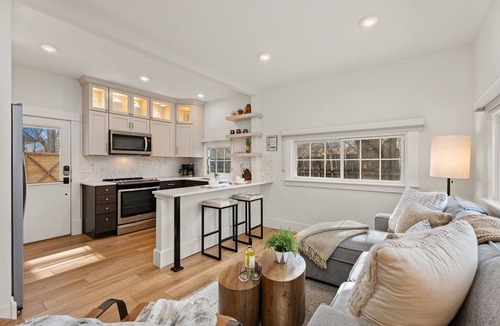 Martinez Park House | Chic Luxury Retreat – Old Town Carriage House