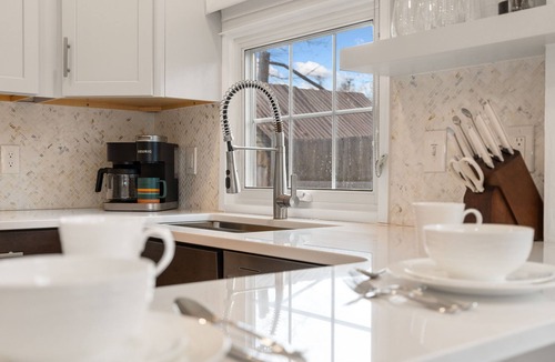 Martinez Park House | Chic Luxury Retreat – Old Town Carriage House