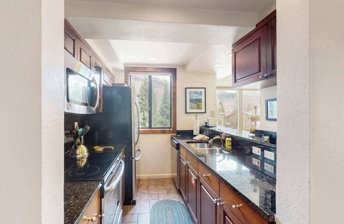 Vail Condo | Chic mtn-view condo near golf & Nordic center with pool, hot tub, game room