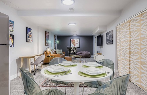 Hampden Apartment | Chic Urban Apartment/Great Location + Free parking