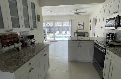 North Andrews Gardens House | Clean and modern 2/2 pool home, only 7 min. to beach, walking distance to shops