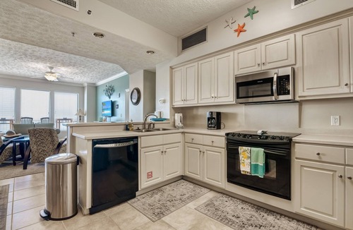 Thomas Drive Condo | Clean, Comfortable, and On the Beach - Make Your Reservation Today for 2026